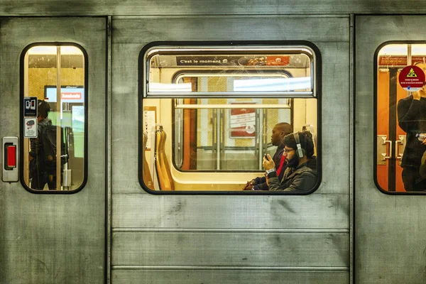 Bruselas, Bélgica, 13 / 10 / 2019: La gente está sentada en un vagón del metro. Primer plano . — Foto de Stock