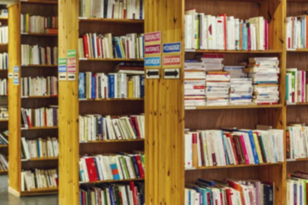 Regale in einer Buchhandlung. verschwommen. — Stockfoto