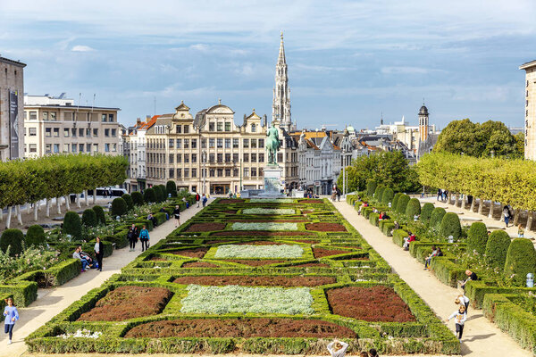 Brussels, Belgium, 10 / 14 / 2019: Palace with a beautiful flower garden in the city center
.