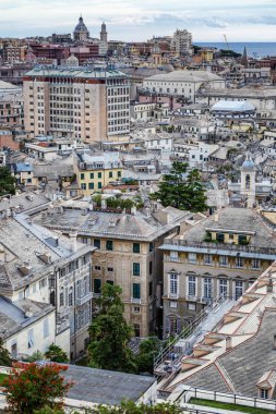 Cenova, İtalya, 10 / 04 / 2019: Şehrin ve limanın güzel manzarası. Büyük şehir manzarası. 