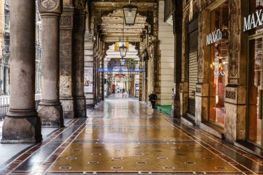 Cenova, İtalya, 10 / 04 / 2019: Eski Avrupa kentinde markalı dükkanları olan güzel bir galeri.