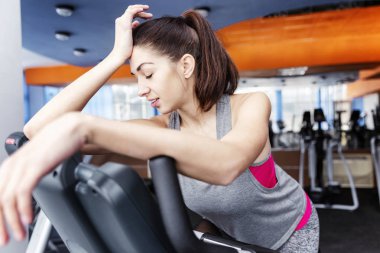 Kardiyo bölgesindeki spor salonunda yorgun ve güzel esmer bir kadın..