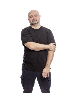 Ciddi bir orta yaşlı adam ayakta duruyor. Beyaz arkaplan üzerinde izole edilmiş. 