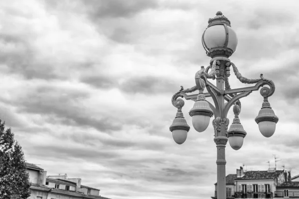 Lâmpada de rua velha bonita em uma cidade européia. Close-up. Preto e branco. Espaço para texto . — Fotografia de Stock