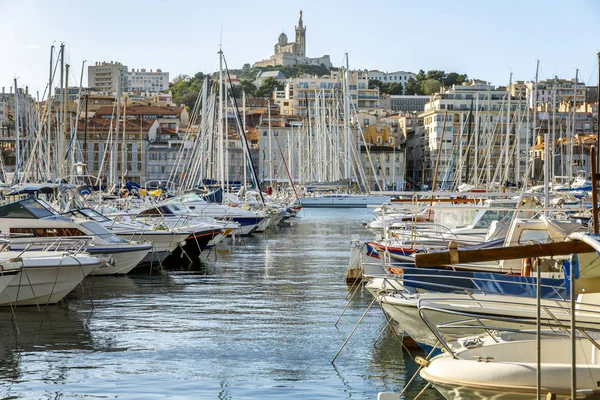 Belle vue sur le port de Marseille. Une belle journée ensoleillée. Paysage génial . — Photo