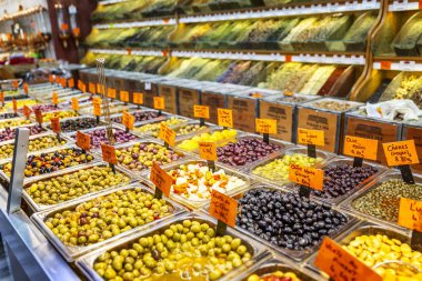 Dükkanda farklı zeytinli sonlar ve kaplar var. Geçmişi. Metin için boşluk.