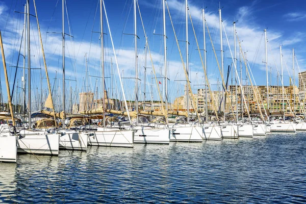 Marsilya 'da güneşli bir günde güzel bir marina manzarası. — Stok fotoğraf