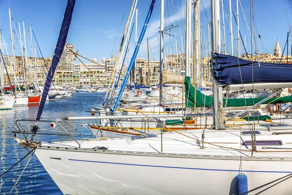 Hermosa vista del puerto deportivo en Marsella en un día soleado brillante. Primer plano . — Foto de Stock