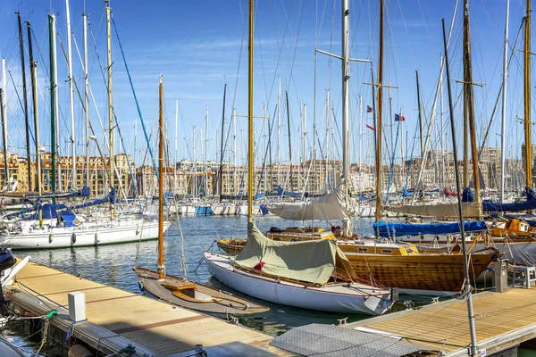 Belle vue sur la marina de Marseille par une belle journée ensoleillée . — Photo