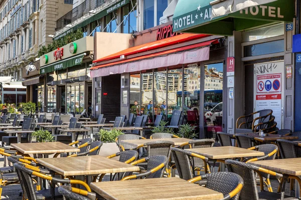 Marseille, france, 10 / 07 / 2019: Straßencafé auf einem großen Platz in einer europäischen Stadt. — Stockfoto