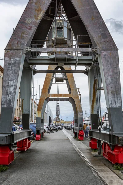 Genua, Italien, 2019-04-10: Kranar vid vattnet i hamnen i stadens centrum. — Stockfoto