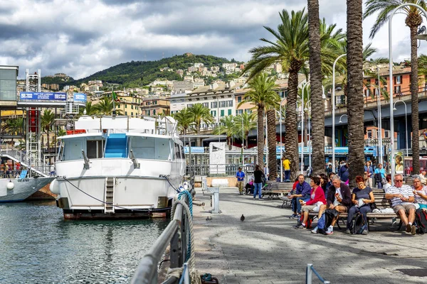 Gênes, Italie, 04 / 10 / 2019 : Embankment in the old town. Belle vue sur les gens qui se reposent et le navire sur l'eau. Belle journée ensoleillée . — Photo