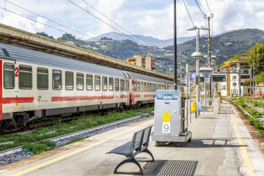 Cenova, İtalya, 10 / 05 / 2019: Şehir merkezindeki tren istasyonunda tren.