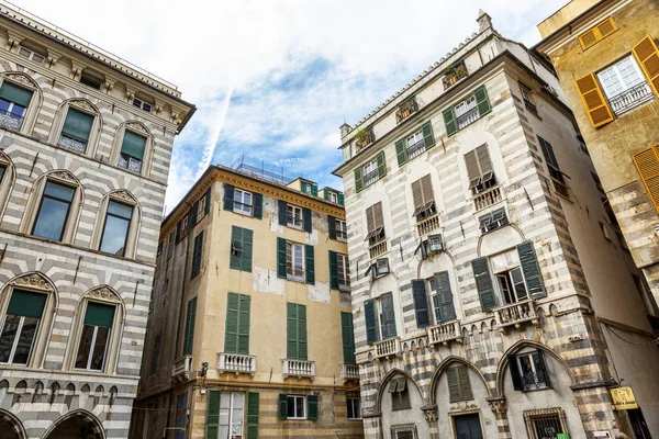 Genua, Italien, 2019-04-10: Gamla hus i stadens historiska centrum. — Stockfoto