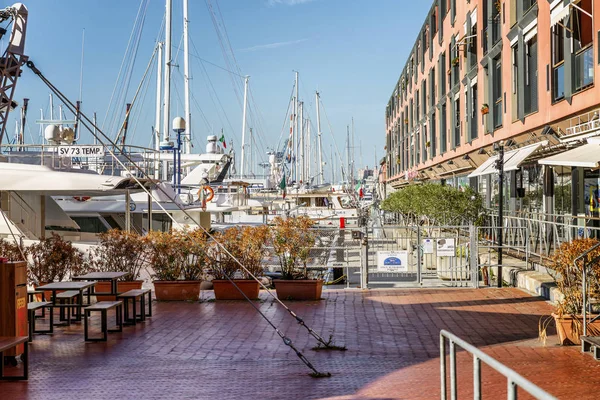 Génova, Italia, 10 / 05 / 2019: Hermosa vista del puerto deportivo en el centro de la ciudad en un día soleado brillante . — Foto de Stock