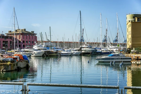 Génova, Italia, 10 / 05 / 2019: Hermosa vista del puerto deportivo en el centro de la ciudad en un día soleado brillante . — Foto de Stock