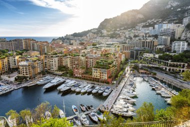 Monte Carlo, Monaco, 10 / 05 / 2019: Güneşli bir günde marinanın en güzel manzarası. Göz kamaştırıcı, hayat dolu bir manzara..
