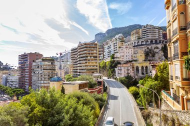 Monte Carlo, Monaco, 10 / 05 / 2019: Şehrin güzel manzarası. Parlak sulu şehir manzarası. Zenginlik ve rahatlık.