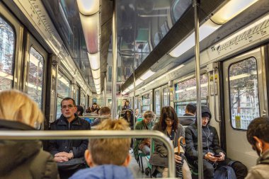 Paris, Fransa, 09.10.2019: Metro vagonundaki yolcular.