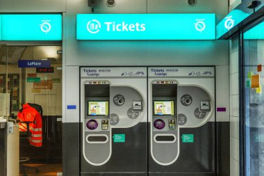 Paris, Fransa, 09.10.2019: Metro bileti almak için otomatik makineler. Ön görünüm.