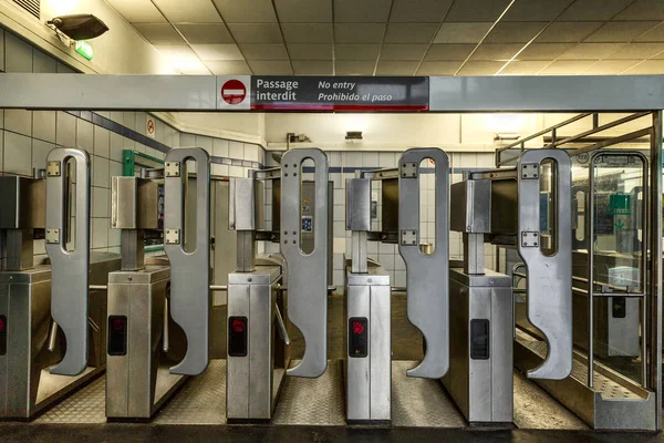 Paris, França, 09.10.2019: Turnstiles na entrada do metrô. Interior . — Fotografia de Stock