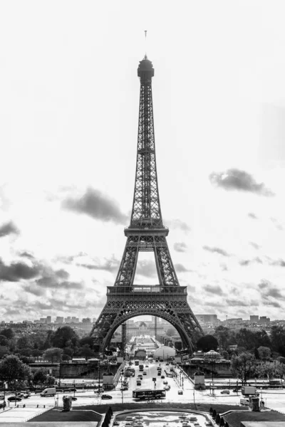 Paris, França, 09.10.2019: Torre Eiffel. Foto em preto e branco . — Fotografia de Stock