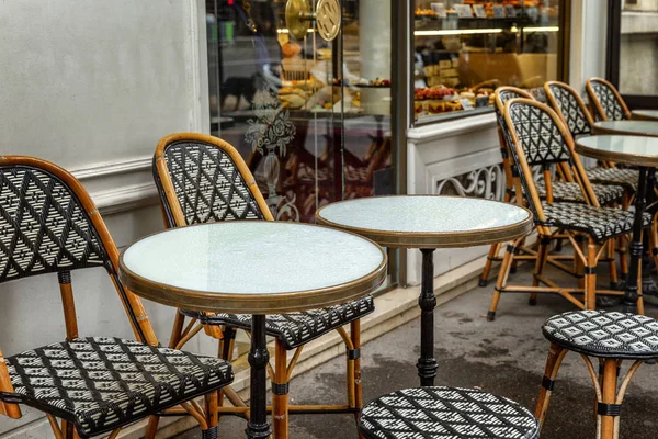 Paris, France, 09.10.2019: Tables in a cozy street traditional European cafe. — Stock Photo, Image