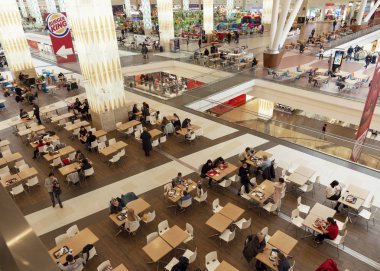 Moskova, Rusya, 10.29.2019: İnsanlar alışveriş merkezindeki bir gıda pazarında yemek yiyor.