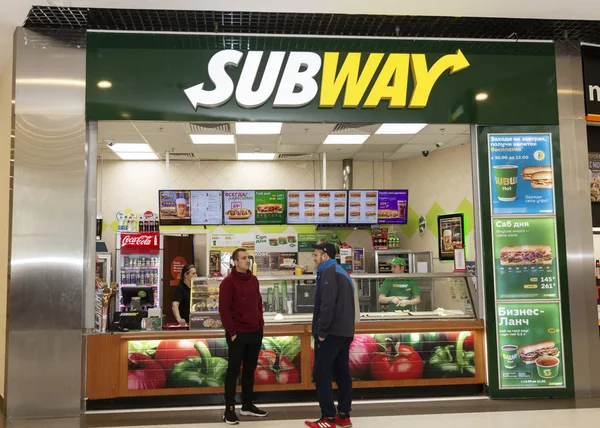 Moscú, Rusia, 10.29.2019: La gente come en un patio de comidas en un centro comercial . — Foto de Stock