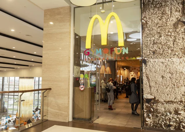 Moscú, Rusia, 10.29.2019: McDonald 's en el centro comercial . — Foto de Stock