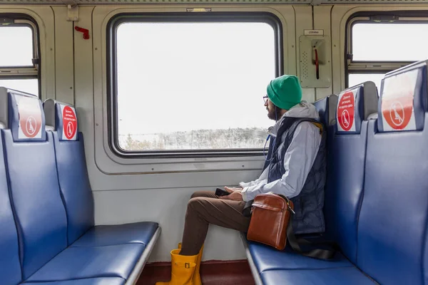 Jovem Elegante Óculos Senta Vagão Trem Com Marcações Para Passageiros — Fotografia de Stock