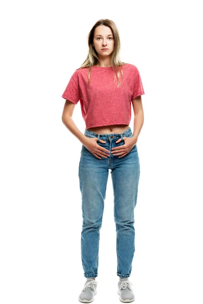 Chica Joven Seria Una Camiseta Roja Jeans Toda Altura Aislado — Foto de Stock