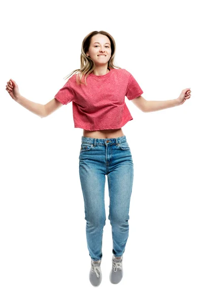 Joven Chica Saltando Riendo Una Camiseta Roja Jeans Tiempo Feliz — Foto de Stock