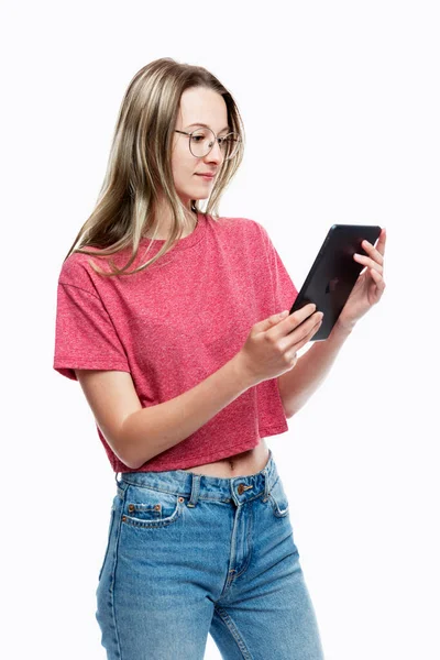 Uma Jovem Jeans Com Tablet Nas Mãos Isolado Sobre Fundo — Fotografia de Stock