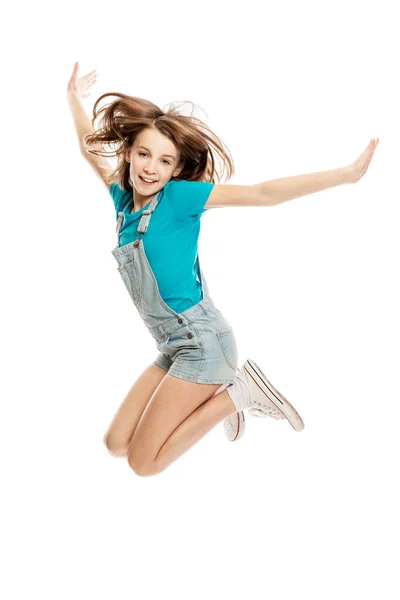 Skákající Puberťačka Džínových Montérkách Modré Tílko Svoboda Štěstí Izolované Bílém — Stock fotografie