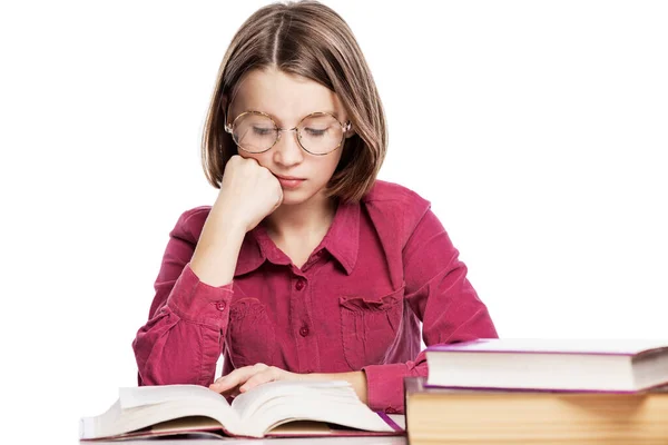 Gözlüklü Üzgün Genç Kız Elinde Kitaplarla Bir Masada Oturuyor Bilgi — Stok fotoğraf