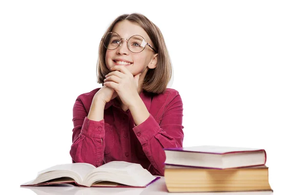 Een Lachende Tiener Met Een Bril Zit Aan Een Tafel — Stockfoto