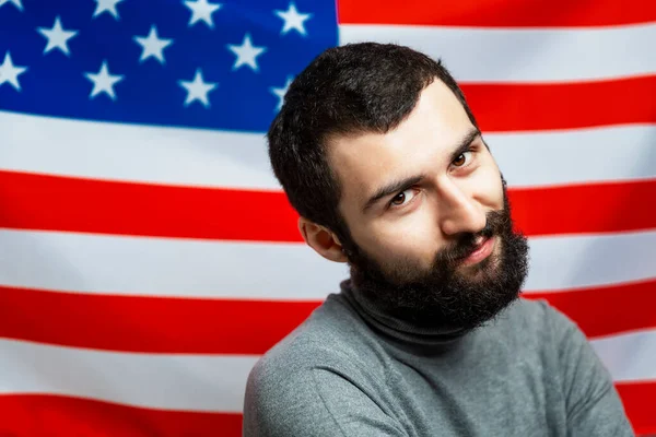 Jeune Homme Souriant Avec Une Barbe Sur Fond Drapeau Américain — Photo