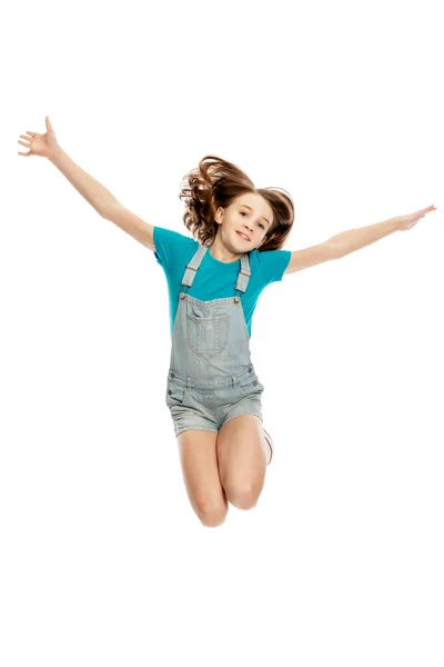 Uma Adolescente Macacão Jeans Top Azul Salta Emocionalmente Isolado Sobre — Fotografia de Stock