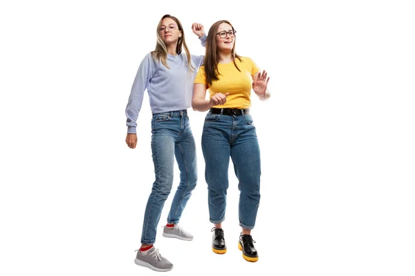 Jonge Meisjes Jeans Dansen Emotioneel Feestelijke Vrolijke Stemming Geïsoleerd Een — Stockfoto
