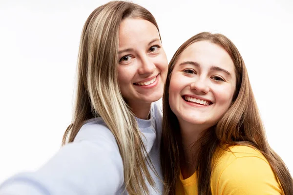 Meninas Jovens Camisetas Brilhantes Tomam Selfies Riem Relações Amizade Fundo — Fotografia de Stock