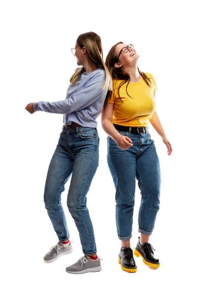 Twee Lachende Dansende Jonge Meisjes Jeans Vriendschap Relatie Geïsoleerd Witte — Stockfoto