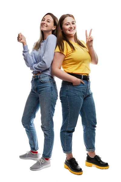 Lachende Vriendinnen Jeans Vriendschap Relatie Geïsoleerd Witte Achtergrond Verticaal — Stockfoto