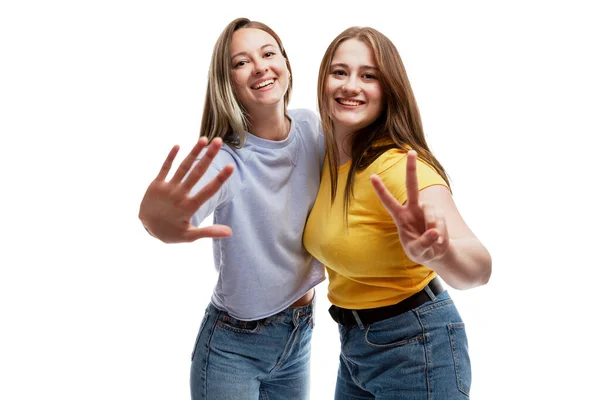 Rindo Namoradas Jeans Amizade Relacionamento Isolado Sobre Fundo Branco — Fotografia de Stock