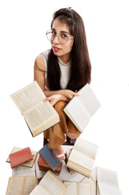 Gözlüklü genç kız elinde kitaplarla. Esmer, uzun saçlı. Bilgi ve eğitim. Beyaz bir arka planda izole edilmiş. Dikey.