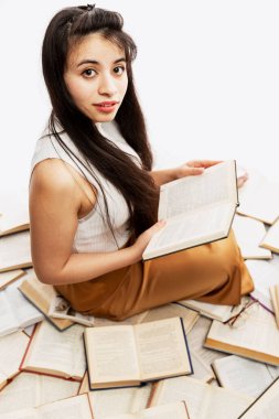 Gözlüklü genç kız elinde kitaplarla. Esmer, uzun saçlı. Bilgi ve eğitim. Beyaz bir arka planda izole edilmiş. Dikey.