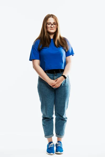 Una Joven Con Jeans Una Camiseta Azul Está Pie Toda — Foto de Stock