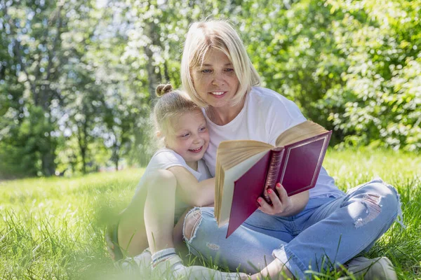 Fiatal Szőke Kislányával Feküdt Fűben Egy Könyvvel Parkban Szerelem Gyengédség — Stock Fotó