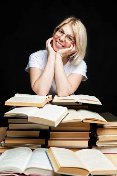 Una Giovane Donna Bionda Sorridente Con Mucchio Libri Istruzione Conoscenza — Foto Stock