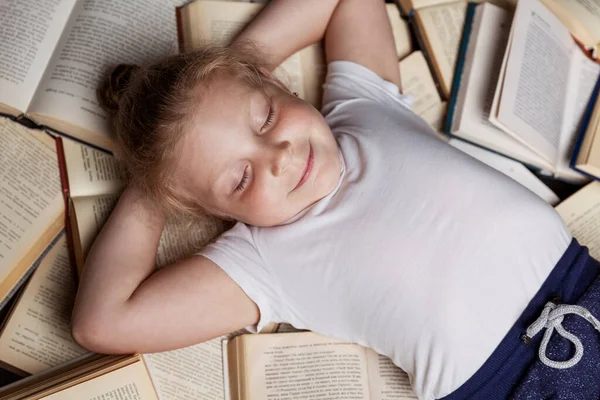 Een Klein Meisje Ligt Een Stapel Boeken Slaapt Onderwijs Opleiding — Stockfoto